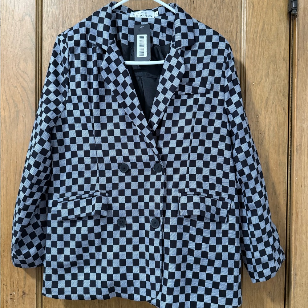 Kate Hewko. Stylish Black and Gray Checkered Blazer